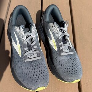 Brooks Ghost 16 Men's Gray and Yellow Athletic Shoes size 9